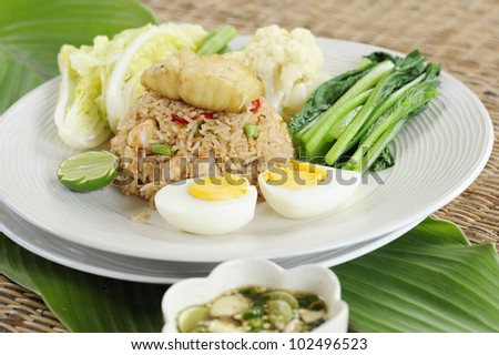 fried rice with fish and prawns - fried rice with fish and shrimp - fried rice seafood