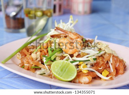 fried noodle with shrimp - noodle phad thai