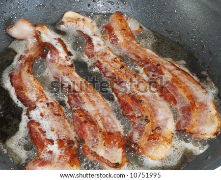 cooked bacon slices