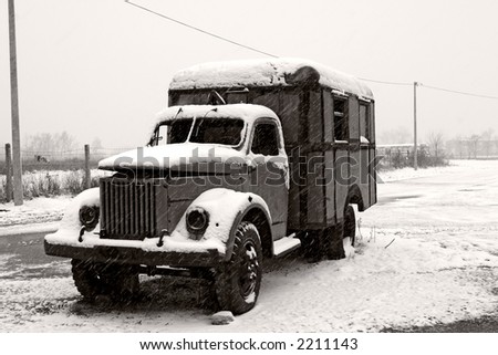 old abandoned old truck in winter