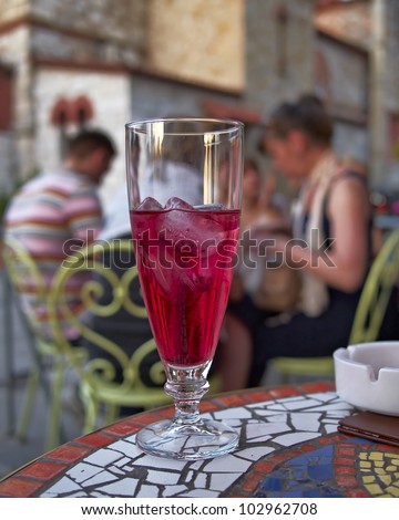 ice tea with grenadine syrup and people chatting (out of focus)