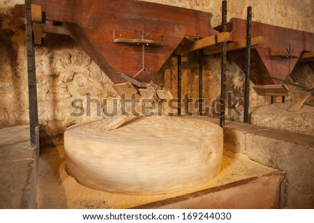 Round mill stone grinding a corn