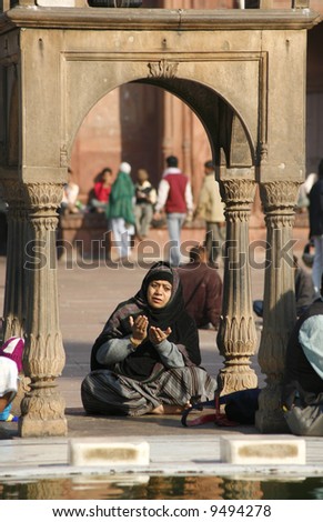 DEHLI - FEBRUARY 11. Muslim women praying in traditional clothing at Jama Masjid mosque on February 11, 2008 in Dehli, India. It\'s the largest mosque in India with millions of visitors each year.