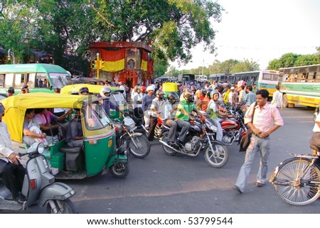 DELHI - SEP 22: Traffic jam with rickshaws, motorbikes, and vans on busy city street on September 22, 2007 in Delhi, India. All public transport runs on CNG to help cut pollution levels.