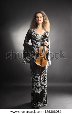 Woman portrait with violin Sexy musician violinist fashion portrait in elegant dress