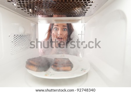 Young girl burn toasts in a microwave