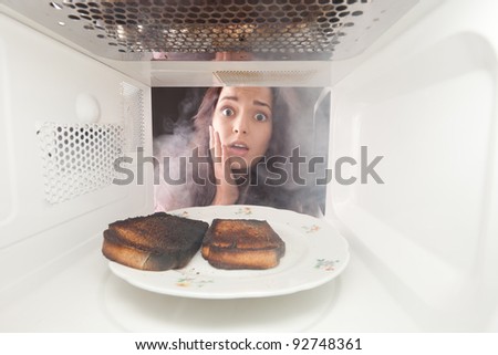 Young girl burn toasts in a microwave