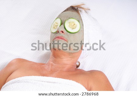 Clay Beauty Mask - Senior Woman relaxing during beauty treatment