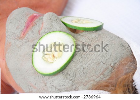 Clay Beauty Mask - Senior Woman relaxing during beauty treatment