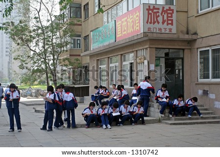 Beijing schoolkids drawing out on the street