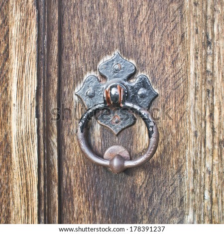 Gothic door handle and keyhole in a wooden door
