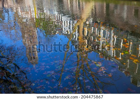Natural water reflections of dutch houses