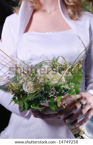 bride hold flowers