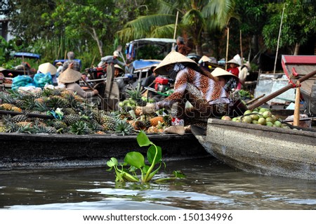 CAI RANG - FEB 17: Unidentified fruit sellers at the Floating Market. With hundreds of boats, Cai Rang is the biggest floating market in the Mekong Delta. On Feb. 17, 2013, in Can Tho, Vietnam