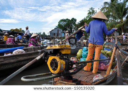 CAI RANG - FEB 17: Unidentified fruit sellers at the Floating Market. With hundreds of boats, Cai Rang is the biggest floating market in the Mekong Delta. On Feb. 17, 2013, in Can Tho, Vietnam
