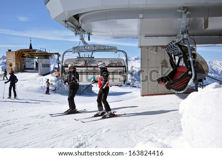 KAPRUN, AUSTRIA - CCA. MARCH: Unidentified skiers enjoying the last ski week of the season in the Austrian Alps in the ski resort of Zell am See. In March, 2012 in Zell am See, Austria