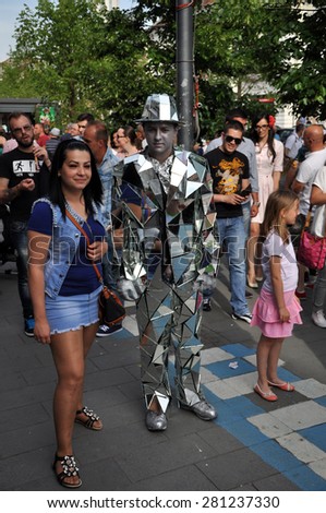 CLUJ NAPOCA - MAY 24: Living statue performer in a mirror costume doing a busking mime, inside the Man.In.Fest during the Cluj Days of Cluj. On May 24, 2015 in Cluj, Romania
