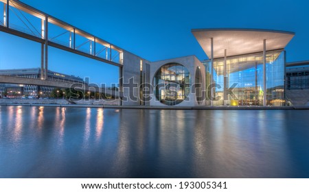 The Marie-Elisabeth-Lue ders-Haus and skybridge in Berlin\'s government district at night.