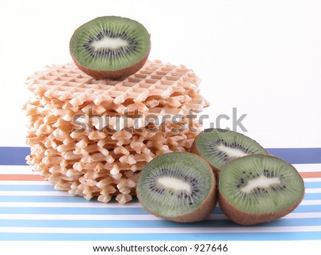 low calorie breakfast - wafers and fresh kiwi fruits