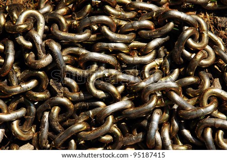 a pile of metal chain links