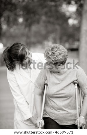 physical therapist helping a woman on crutches