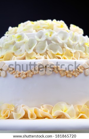 Detail of wedding cake with flowers