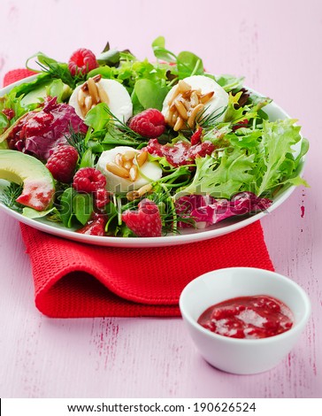 Salad with goat cheese and raspberry