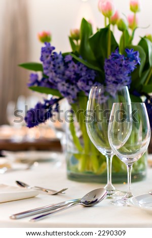 flowers for table setting for wedding