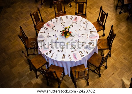 Server round table with chairs