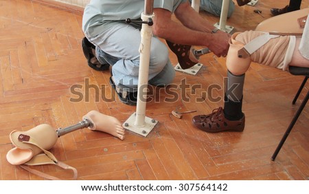 Hands machinery governing prosthetic leg on man