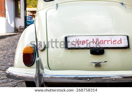 Just Married plate on a retro car