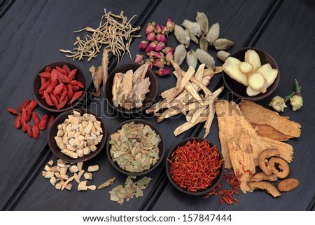 Chinese herbal medicine selection in wooden bowls and loose.