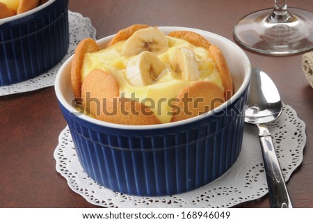 Vanilla pudding with bananas and vanilla cookies