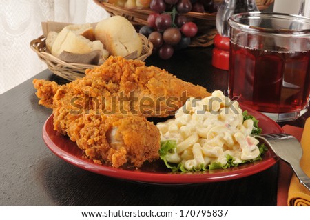 Fried chicken with macaroni salad and dinner rolls