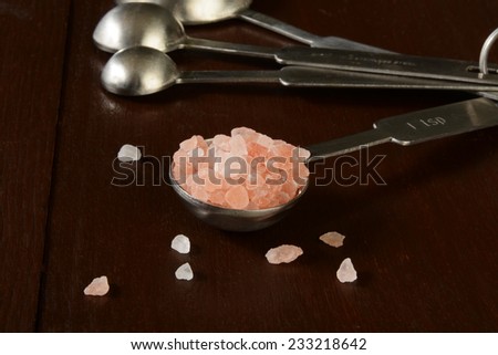 A measuring spoon of coarse ground Himalayan salt