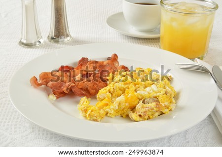 Bacon and eggs with orange juice and coffee