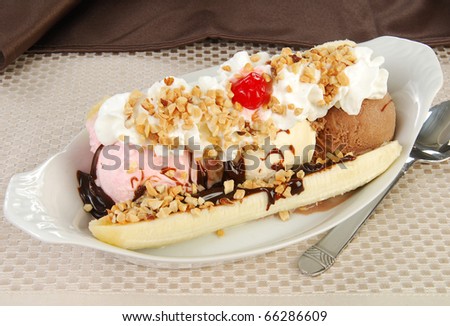 Picture Game - Page 7 Stock-photo-a-delicious-banana-split-66286609