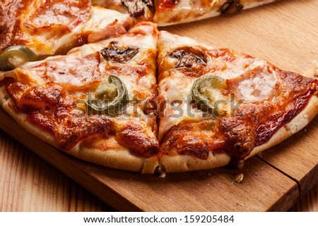 [Obrazek: stock-photo-pizza-with-cheese-ham-and-ja...205484.jpg]
