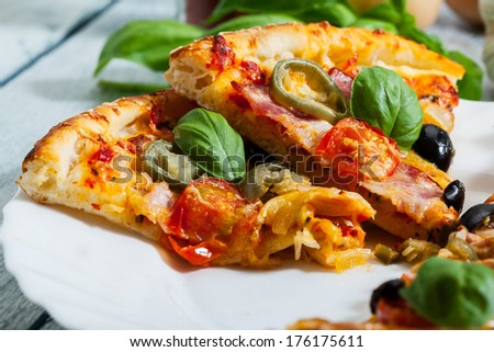 [Obrazek: stock-photo-pizza-with-bacon-and-jalapen...175611.jpg]