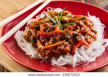 Chinese chicken with vegetables and rice noodles