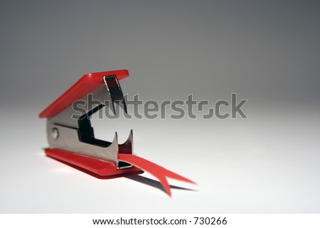 Staple remover with forked tongue - snakelike
