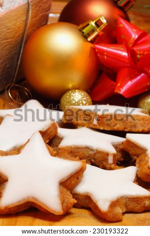 Cinnamon stars with cinnamon sticks and christmas decoration