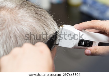 Men\'s haircut at the beauty salon machine