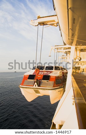 Cruise ship emergency lifeboat