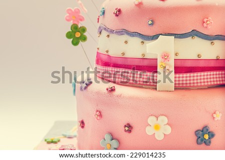 Details of birthday cake for first birthday.