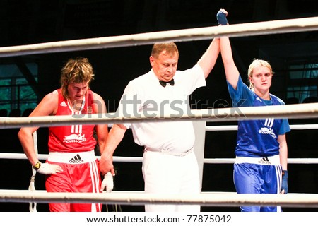 NOVOSIBIRSK - MAY 21:Russian Championship in women\'s boxing. Referee declares winner on final battle between  Yavorskaya Mariya(red) and Kosova Svetlana(blue) on May 21, 2011, Novosibirsk Russia