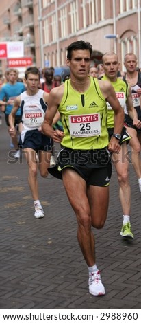 Koen Raymaekers at the start, first Dutchman to finish at the City-Pier-City loop the Hague 2007 (half marathon)