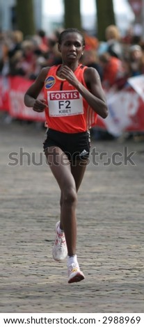 Hilde Kibet first woman to finish at the City-Pier-City loop the Hague 2007 (half marathon)