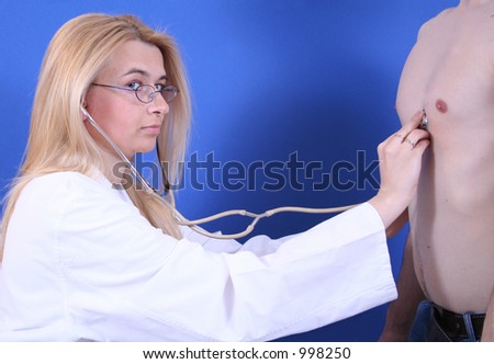 Lady doctor examine man\'s heart