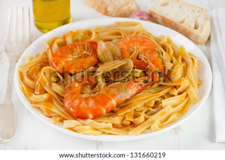spaghetti with seafood and sauce